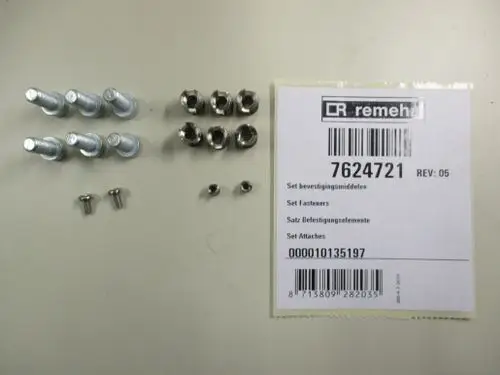 Set mit verschiedenen Schrauben und Unterlegscheiben von Remeha, präsentiert auf einer Arbeitsfläche, zusammen mit einer Produktkarte und Barcodes.